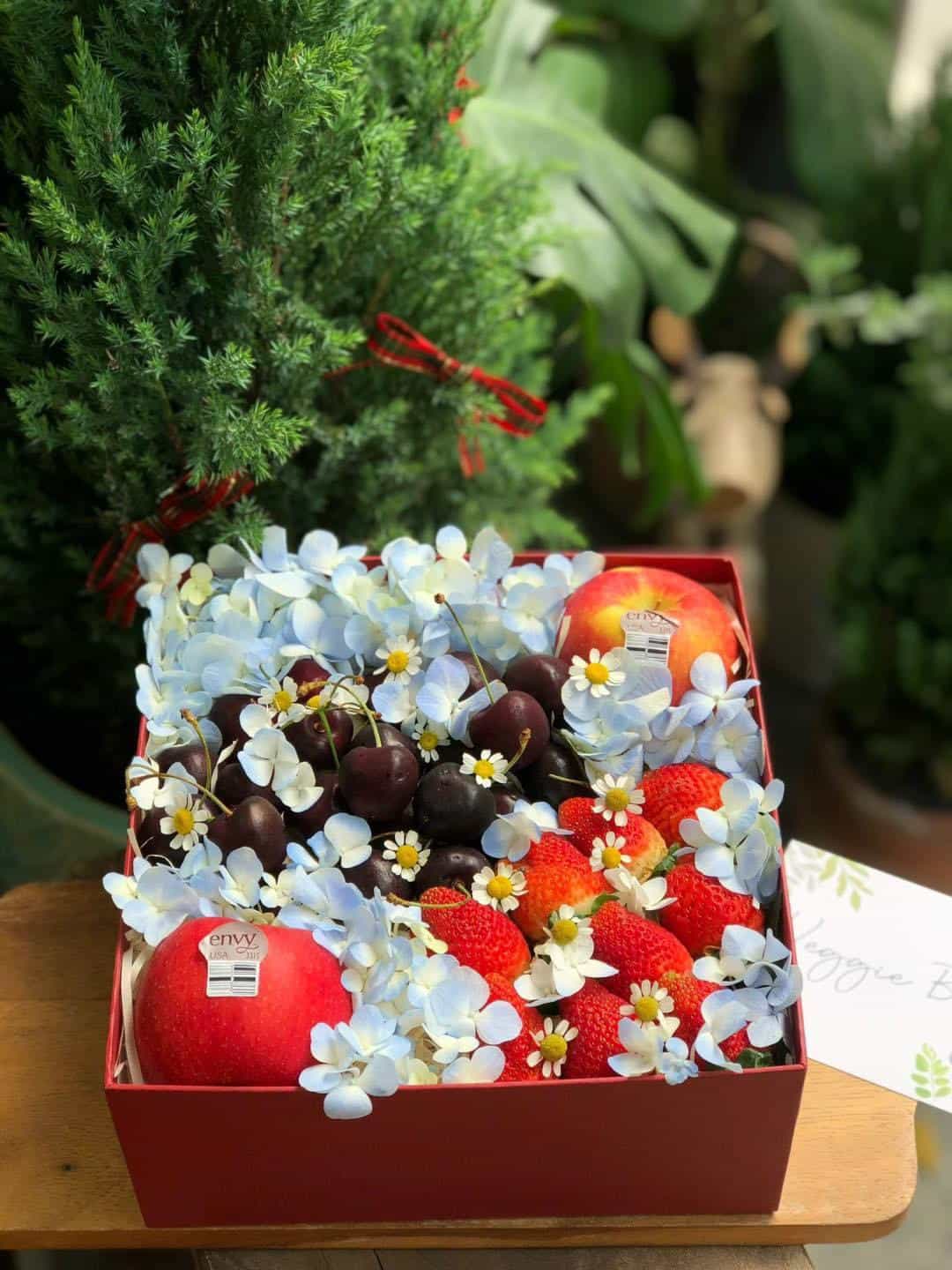 Hộp quà trái cây kèm hoa tươi 02