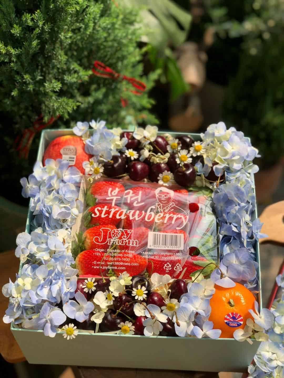 Hộp quà cherry dâu quýt mix hoa tươi