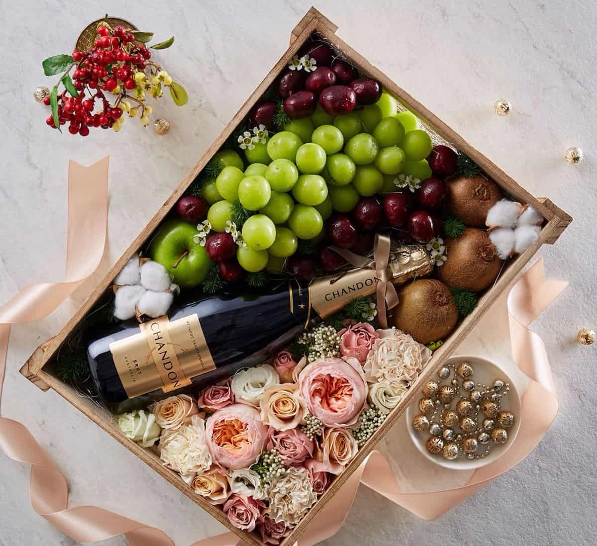 Hộp Quà Trái Cây Mix Hoa Tươi Và Rượu Vang 1500k