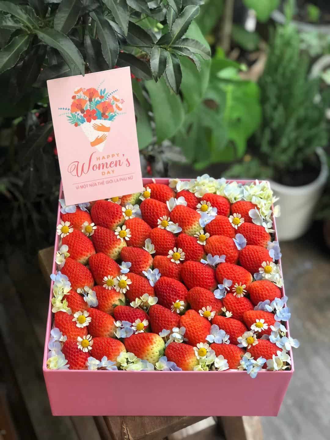 Hộp Quà Dâu Kèm Hoa Tươi - Món Quà Ngày 8/3