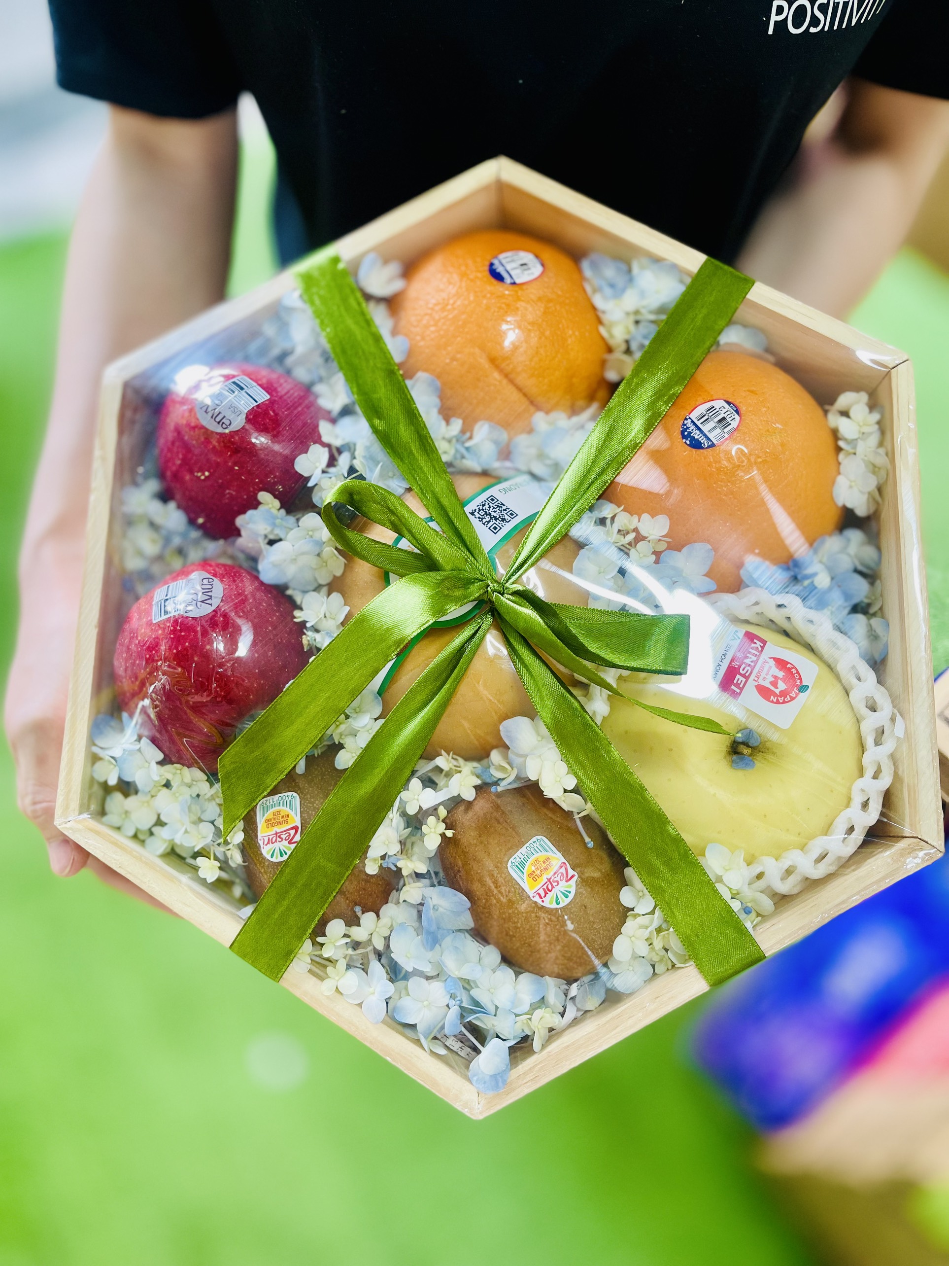 Khay trái cây lục giác mix hoa tươi